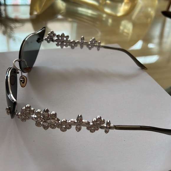 LOUIS VUITTON Swarovski Cat-Eye Fleur Sunglasses - Picture 15 of 16